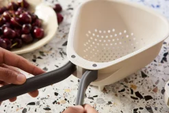 New Grande Égouttoir avec Poignées Pliantes Droplet™ Passoires Et Essoreuses