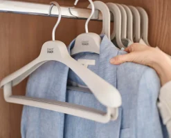 Outlet Set de 2 cintres écrus pour costumes et manteaux Orderly™ Organisateurs De Vêtements